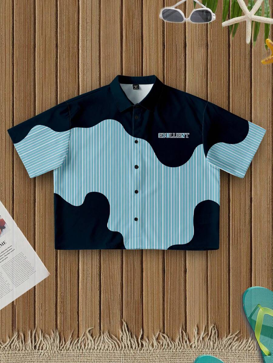 Manfinity Chillmode Modisches lässiges junges Urlaubshemd für Herren mit Ozeanwellen-Streifenprint und Schriftzug, geeignet für Sommer Outdoor, Urlaub, Dates, Partys, perfekt für Paarmodepassung, tolles Geschenk für den Freund