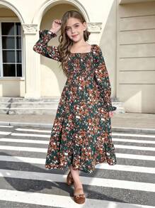 SHEIN Robe élégante à manches longues pour préadolescentes avec encolure carrée, taille froncée, ourlet à volants et manches lanternes. Robe style campagne française à fleurs dispersées, convenant pour les sorties printanières