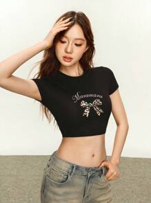 INAWLY Camiseta corta de mujer de corte ajustado con estampado de leopardo, lazo y bordado de letras, para uso casual en verano - Negro - Ver 1
