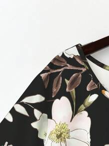 Linhara Blus Kasual Nyaman untuk Wanita Ukuran Besar dengan Motif Bunga, Leher Bulat, Lengan Pendek, dan Kancing Depan - MultiWarna - View 3