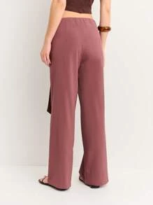 Nöista Pantaloni a gamba ampia con effetto avvolgente, in tessuto morbido e fluido, con dettaglio di laccio in vita. Taglio lusinghiero per look estivi, São João e outfit da vacanza.