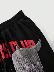 Manfinity EMRG 男士衬衫套装，黑色短袖衬衫短裤套装。衬衫背面图案是一个红色大写字母，上面用粗体写着“SINNERS CLUB”字样。字母下方是一顶显眼的黑色编织帽子，帽子上有三个眼孔和三个三角形的小鼻孔，略带卡通或怪诞的风格。整套是oversized的宽松版型，青春街头风，ins热卖，送男朋友的礼物，年轻休闲运动街头日常通勤百搭返校度假装，送男朋友老公的首选，情侣装 - 黑色 - 查看 8