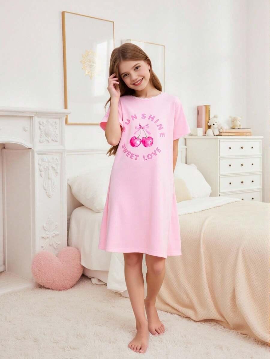 女孩可爱粉色柔软舒适樱桃印花宽松休闲短袖甜美蕾丝长裙，适合睡衣和休闲装