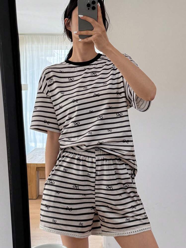 2 piezas Conjunto de pijama de mujer con camiseta de manga corta holgada con estampado de rayas y lazos, y shorts