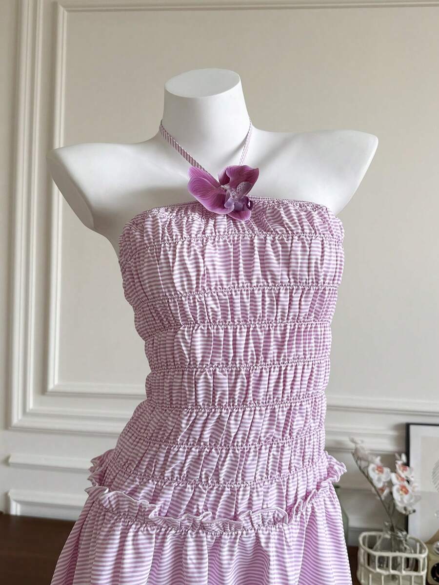 SHEIN EZwear Vestido mini de cuello de halter a rayas con decoración floral 3D para vacaciones de verano - Rosa - Ver 1