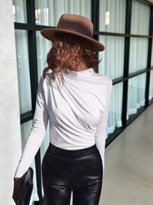 Lavishia Camiseta de cuello alto de espalda con abertura de ojo fruncido - Blanco - Ver 3