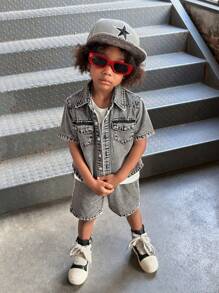 Conjunto de 2 piezas para niño pequeño de camisa negra casual y cómoda, y pantalones cortos de mezclilla de corte holgado, look urbano y cool, conjunto básico y versátil para usar en interior/exterior, ropa de ocio para niños en primavera y verano