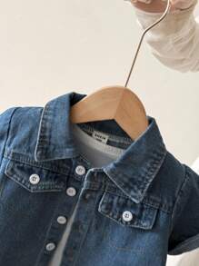 SHEIN Vintaside Kids 3 件套男婴春夏套装，含白色无袖背心、牛仔领短袖夹克和牛仔短裤，简约风格，合身设计，适合户外玩耍、室内舒适和派对 - 淺藍色 - 查看 5
