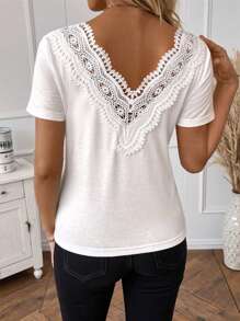 SHEIN Camiseta Feminina Casual de Manga Curta com Decote em V, Patch de Coração e Barra de Renda - Branco - Visão 5