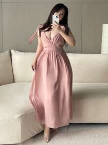 Dazy Plus Große Größen langes einfarbiges Kleid mit Kontrast-Spitzenkragen, Spaghetti-Trägern und Bindung in der Taille, Rosa, Lässig Damenkleid - Pink - Übersicht 3