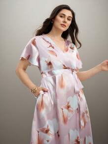 SHEIN Clasi Vestido de talla grande para mujer con estampado floral elegante, cuello en V, mangas con volantes, cintura con nudo, y largo hasta la pantorrilla. Apto para primavera y verano.
