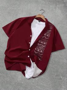 Manfinity Homme 男士休闲时尚短袖衬衫，修身小立领，复古图案设计，浪漫风格，适合度假、休闲场合、社交聚会、通勤、庆典、节日礼物 - 酒紅色 - 查看 3