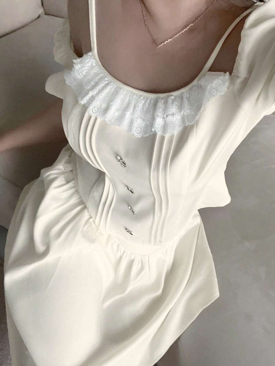 Dazy Plus Set de 2 piezas de blusa con mangas abullonadas y encaje empalmado + falda mini sólida, conjunto de ropa de descanso blanco para mujer - Blanco - Ver 1