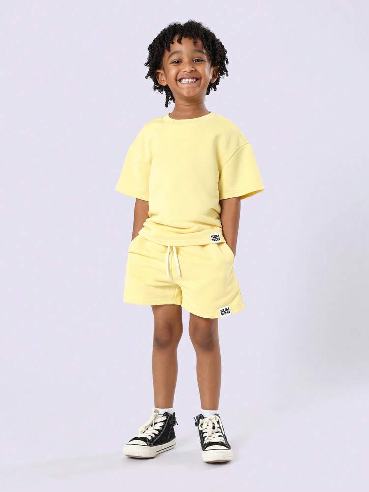 Zweiteiliges Set aus passendem T-Shirt und Shorts mit Markendetails