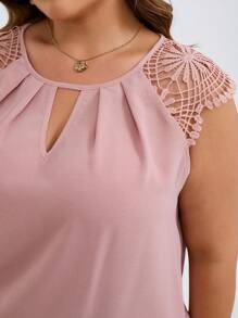 SHEIN Clasi Plus Contrast Guipure Lace Keyhole Neck Blouse - Dusty Pink - View 7