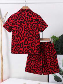 2 件套青少年男孩休闲度假豹纹花卉图案翻领衬衫和短裤套装，适合通勤、上学、休闲、运动、春夏季