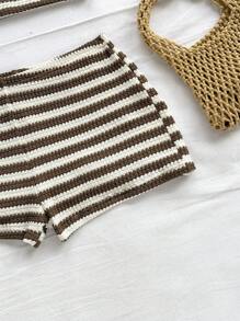 Soleia 2 pièces/set Top tube rayé rouge et blanc énergique avec détail torsadé et pantalon court décontracté super court pour femmes. Convient pour les rendez-vous, les fêtes, les vacances à la plage