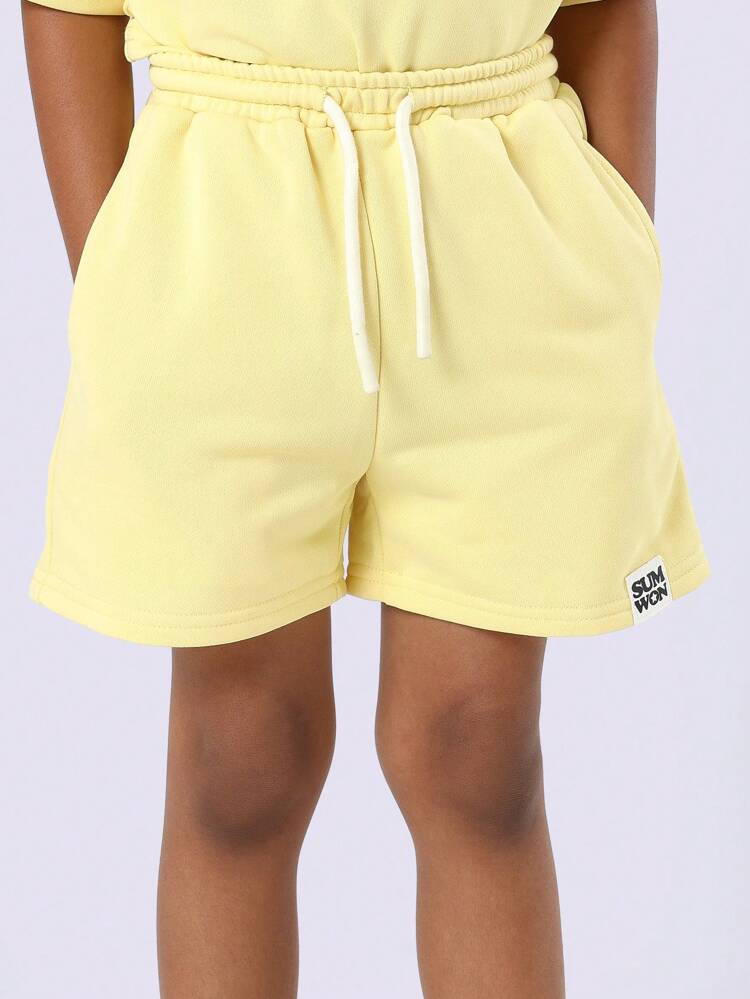 Zweiteiliges Set aus passendem T-Shirt und Shorts mit Markendetails