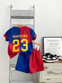 SHEIN 2 件儿童男童休闲日常街头运动百搭舒适数字和字母混合印花圆领宽松 T 恤和短裤针织 2 件套服装，适合学校、花园、海滩、生日、春夏秋冬 - 彩色 - 查看 2