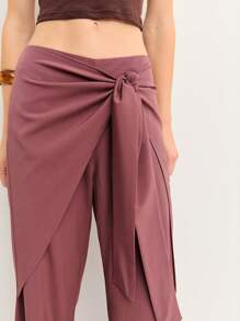 Nöista Pantaloni a gamba ampia con effetto avvolgente, in tessuto morbido e fluido, con dettaglio di laccio in vita. Taglio lusinghiero per look estivi, São João e outfit da vacanza.