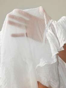 SHEIN PETITE قميص نسائي أبيض طويل الأكمام واحد الكتف ذو كشكشة رومانسي وجذاب للربيع والصيف، به كشكشة في الرقبة وذيل غير متماثل، مناسب للأعياد والعطلات والحفلات والاستخدام اليومي