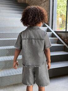 Conjunto de 2 piezas para niño pequeño de camisa negra casual y cómoda, y pantalones cortos de mezclilla de corte holgado, look urbano y cool, conjunto básico y versátil para usar en interior/exterior, ropa de ocio para niños en primavera y verano