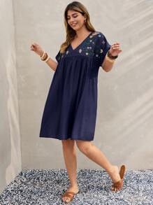 EMERY ROSE Plus Size Floral Embroidered Decor V-Neck Short Sleeve Dress - Navy Blue - View 7