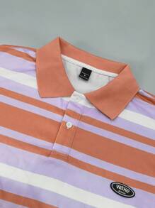 Manfinity Hypemode 这款男士街头学院风运动装，搭配一件紫色宽竖条纹宽松短袖Polo衫，尽显街头潮流气息。Polo衫背面印有“Los Angeles”字样和超大“01”字样，并配有纽扣门襟。宽松的版型完美诠释了街头摇滚美学，无论是音乐节还是日常穿着，都非常适合。