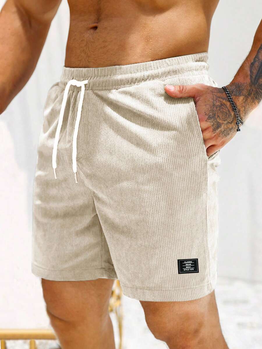 Manfinity RSRT Locker sitzende Herren Shorts mit Buchstaben-Patch-Detail, Kordelzug-Taille, Cord-Shorts für Herren in Beige, Herren Lässig Shorts, Herren Sommer Shorts. Ein tolles Geschenk für einen Freund oder Ehemann.