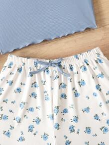SHEIN Conjunto de pijama para adolescentes con top camisero de contraste de encaje y shorts con volantes de estampado floral disperso