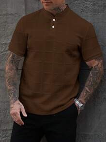 Manfinity Homme 男士夏季棕色休闲立领纽扣短袖 Polo 衫，棕色针织 Polo 衫。送给男朋友或丈夫的绝佳礼物。 - 棕色 - 查看 5