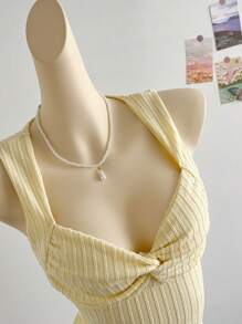 Soleia Débardeur ajusté en tricot texturé avec torsade à l'avant, couleur jaune, pour femmes. Idéal pour les vacances, les fêtes, les rendez-vous, le thé de l'après-midi, la plage, l'été