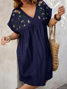 EMERY ROSE Plus Size Floral Embroidered Decor V-Neck Short Sleeve Dress - Navy Blue - View 3