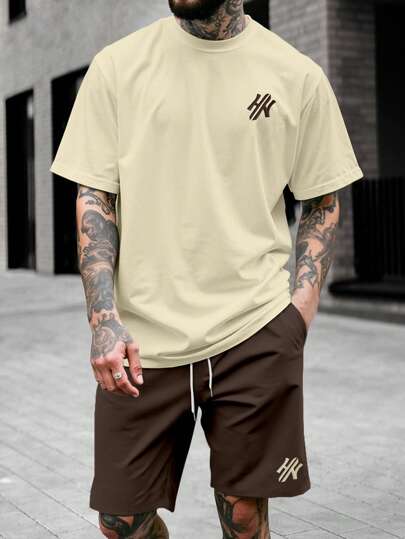 Manfinity Homme Conjunto casual de camiseta de manga corta con cuello redondo y estampado de letras, y pantalones cortos con cordón en la cintura, color caqui. Camiseta gráfica y conjunto de pantalones cortos para hombres, conjunto casual de dos piezas para hombres.