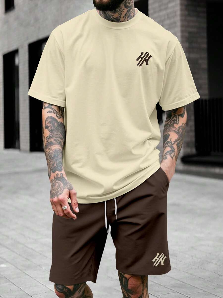 Manfinity Homme Bộ đồ nam áo thun cổ tròn tay ngắn in chữ kèm quần short cạp rút, màu kaki, áo thun họa tiết, áo thun họa tiết và quần short, trang phục thường ngày hai mảnh cho nam - Nhiều màu - Xem 1