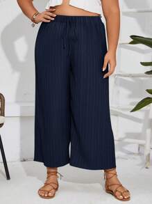 SHEIN Frenchy Pantalones anchos y cortos de talla grande con textura y cordones para vacaciones, en unicolor