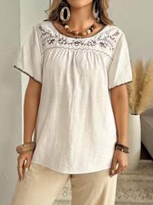 SHEIN LUNE 加大码女式刺绣短袖圆领衬衫上衣，花卉刺绣饰边加大码休闲优雅衬衫 - 杏色 - 查看 2