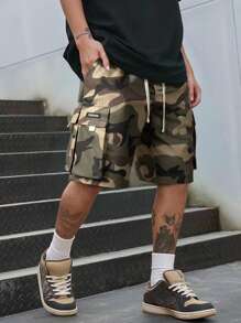 Manfinity Homme Men's Summer Casual  Youthful Street Fashion Camouflage Print Drawstring Waist Shorts, Featuring A Street Sports Style Inspired By INS. Designed With Three-Dimensional Cargo Pockets And Letter Woven Label Decorations For A High-Street Look. Suitable For Daily Wear, Outings, Sports, Leisure, School, Parties, Music Festivals, And Casual Occasions. An Excellent Gift For Boyfriends Or Husbands. Perfect For Streetwear. Men's Summer Casual Camouflage Shorts, Camouflage Shorts, Men's Street Shorts - Green - View 1