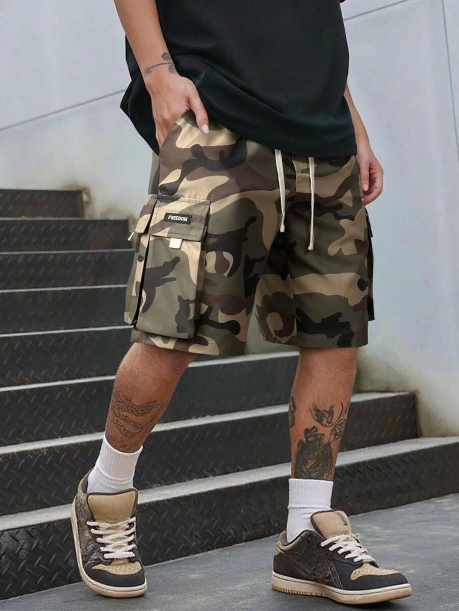 Manfinity Homme Men's Summer Casual  Youthful Street Fashion Camouflage Print Drawstring Waist Shorts, Featuring A Street Sports Style Inspired By INS. Designed With Three-Dimensional Cargo Pockets And Letter Woven Label Decorations For A High-Street Look. Suitable For Daily Wear, Outings, Sports, Leisure, School, Parties, Music Festivals, And Casual Occasions. An Excellent Gift For Boyfriends Or Husbands. Perfect For Streetwear. Men's Summer Casual Camouflage Shorts, Camouflage Shorts, Men's Street Shorts - Green - View 1