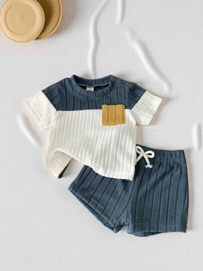 SHEIN Vintaside Kids Set de 2 piezas de camisa de rayas de contraste de color y pantalones azules para niño pequeño. Conjunto informal y cómodo, apto para cualquier ocasión en verano.