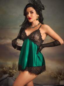 绿色缎面内衣，撞色蕾丝边和细肩带迷你连衣裙，适合女士外出穿着