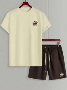 Manfinity Homme Bộ đồ nam áo thun cổ tròn tay ngắn in chữ kèm quần short cạp rút, màu kaki, áo thun họa tiết, áo thun họa tiết và quần short, trang phục thường ngày hai mảnh cho nam - Nhiều màu - Xem 3