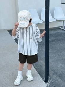 SHEIN 2 Stücke/Set Jungen Lässig Street Fashion süße Cartoon Tier Gruppe Grafik Oversized Rundhals Kurzarm T-Shirt und blaue Shorts Outfit, geeignet für Frühling/Sommer, Schule