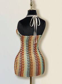 SHEIN ICON Vestido corto para la playa con cuello halter, espalda descubierta y escote en V profundo, confeccionado en tejido jacquard de punto con colores contrastantes y borde acanalado