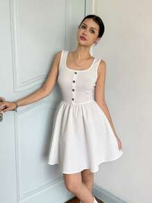 SHEIN Vestido corto de verano casual y cómodo para adolescentes, con cuello redondo, sin mangas y decoración de botones en color blanco - Blanco - Ver 4
