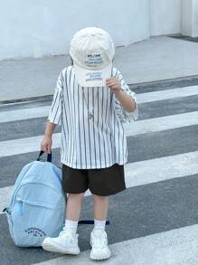 SHEIN 2 Stücke/Set Jungen Lässig Street Fashion süße Cartoon Tier Gruppe Grafik Oversized Rundhals Kurzarm T-Shirt und blaue Shorts Outfit, geeignet für Frühling/Sommer, Schule