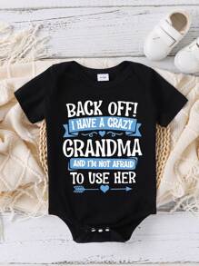 SHEIN GraphicGems 男婴休闲可爱趣味字母标语“滚开！我有个疯奶奶”图案连体衣，简约短袖字母印花夏季连体衣 - 黑色 - 查看 3