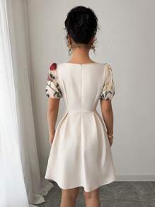 SHEIN PETITE Vestido corto informal y elegante de línea A con cuello tipo corazón, empalmado con malla bordada para damas - Albaricoque - Ver 2
