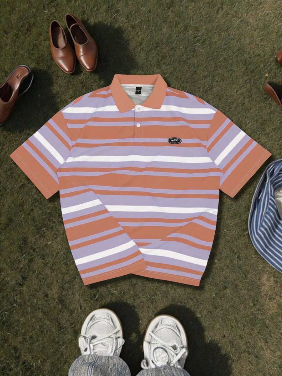 Manfinity Hypemode 这款男士街头学院风运动装，搭配一件紫色宽竖条纹宽松短袖Polo衫，尽显街头潮流气息。Polo衫背面印有“Los Angeles”字样和超大“01”字样，并配有纽扣门襟。宽松的版型完美诠释了街头摇滚美学，无论是音乐节还是日常穿着，都非常适合。