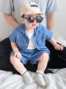 SHEIN 夏季男婴两件套牛仔套装，休闲时尚的幼儿装！清爽的浅蓝色调，宛如夏日的海洋。搭配简约T恤，或儿童单品，瞬间变身街头最酷的小宝贝。适合家庭出游、聚会、派对、户外活动等。